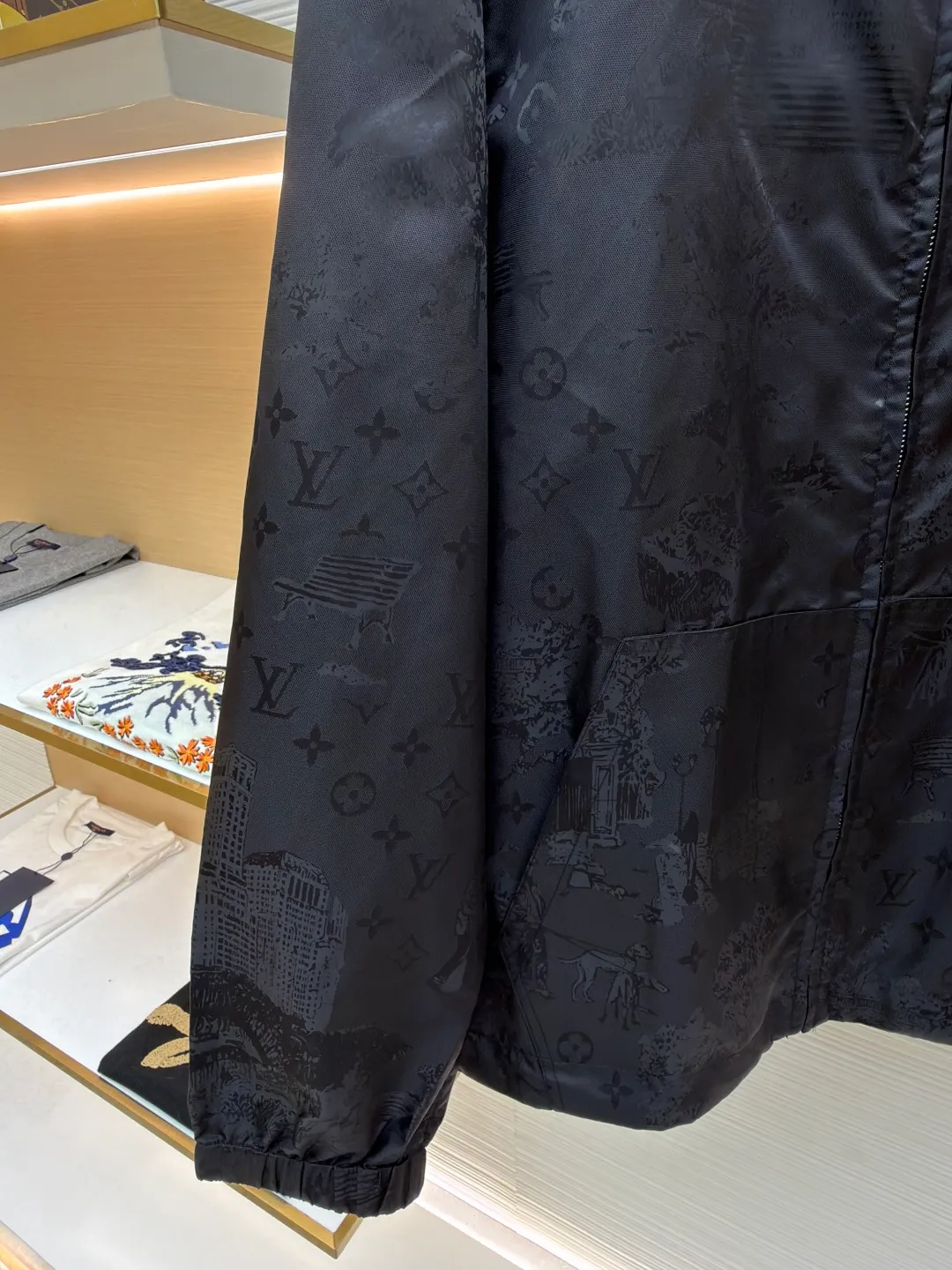 LOUISVUITTON Dog walking dark pattern jacquard jacket ●Authentic product: purchased and developed for 24600 ●Item number: 1680084-B50 ●Fabric: Oxford jacquard fabric ●Technology: jacquard production ●Version: fitted version ●Weight: about 465 grams ●Size: 44-46-48-50 ●Description: Made of 50D nylon Oxford jacquard fabric, the yarn is made of triangular light filament, the Y version is purchased to scan the pattern, and an 85CM large full-width circular pattern is made. The high-speed rapier machine is used to weave the gray fabric, and the front panel + pocket are cut by hand with 2+2 restored flowers. The back panel is cut with positioning flowers, and the large pattern cycle leads to increased fabric consumption. 5# platinum Swiss tooth open tail zipper + hollow letter puller, sheepskin material oil-edged double-hole anti-slip buckle, pig nose button + eyelets + cylinder are made of white copper, barrel-plated brushed pattern light antique silver. The overall wiring is straight and delicate, the fabric is comfortable and soft, and the color is consistent without color difference. It can be matched with the same style to create a fashionable look and control various occasions. Customized accessories, complete with three standards, same style for men and women!
